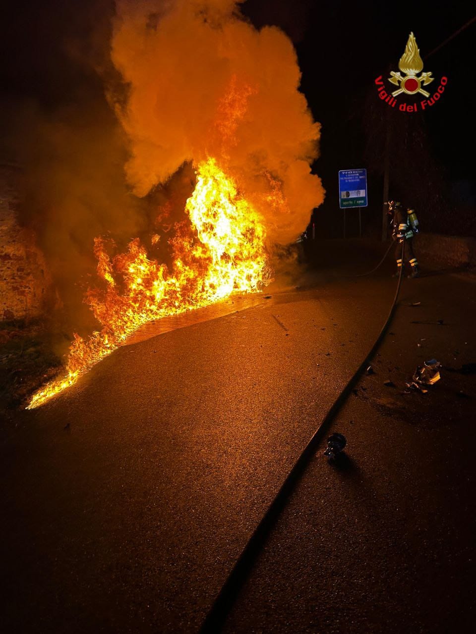 Si schianta in auto, a fuoco sia la vettura che una stalla piena di fieno