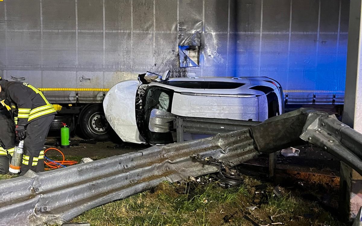 Si schianta sul guard-rail e finisce contro un Tir, grave 27enne bergamasco