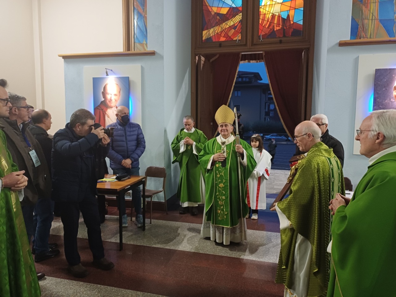 “Siate fieri di far parte della diocesi: non isolatevi”: la visita di monsignor Delpini