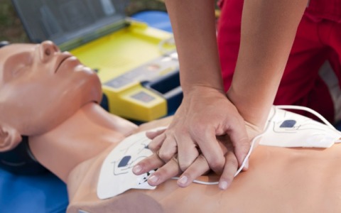 Sicurezza e prevenzione: due corsi per imparare a usare il defibrillatore