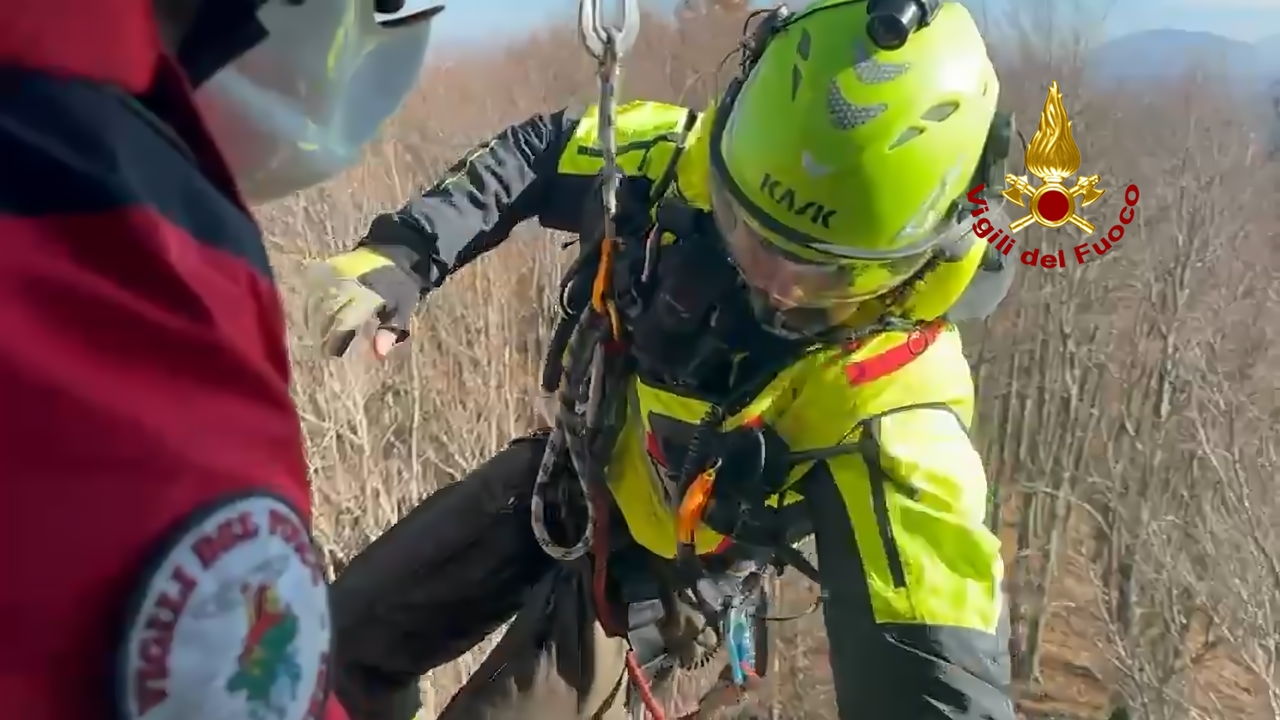 Soccorso acrobatico di un’escursionista straniera sul Pania