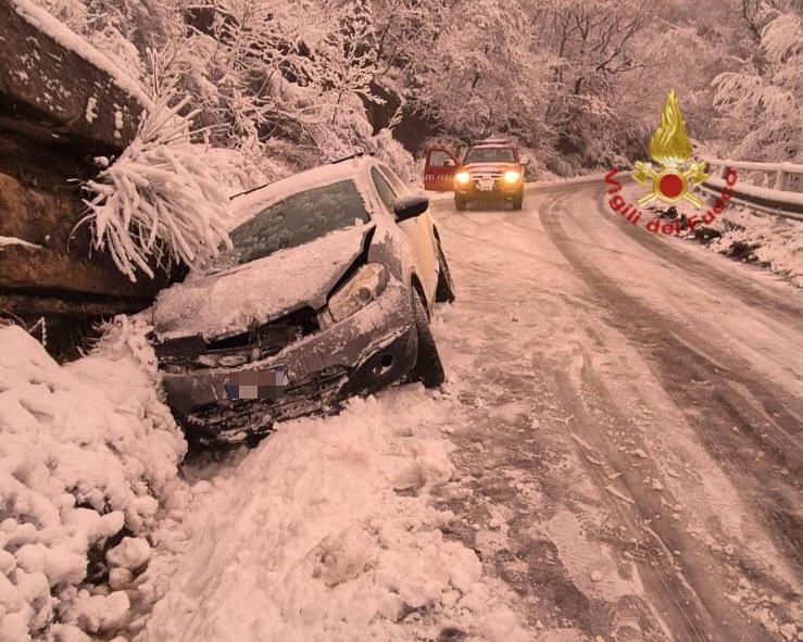 Soccorso alle auto finite fuori strada a causa della neve nell’aretino