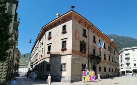 Sondrio, servizi tributi e attività produttive: accesso libero da lunedì