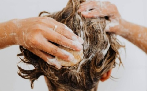 Sostanza tossica in bagnoschiuma, deodoranti e profumi di grandi marche. L’elenco dei prodotti a rischio