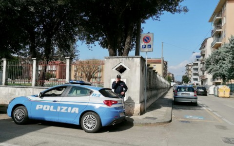 Spaccia eroina al mercato di Veronetta, poi si mescola tra la folla per sfuggire alla polizia