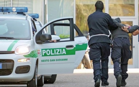 Spacciatore di cocaina aggredisce gli agenti della Polizia Locale: arrestato