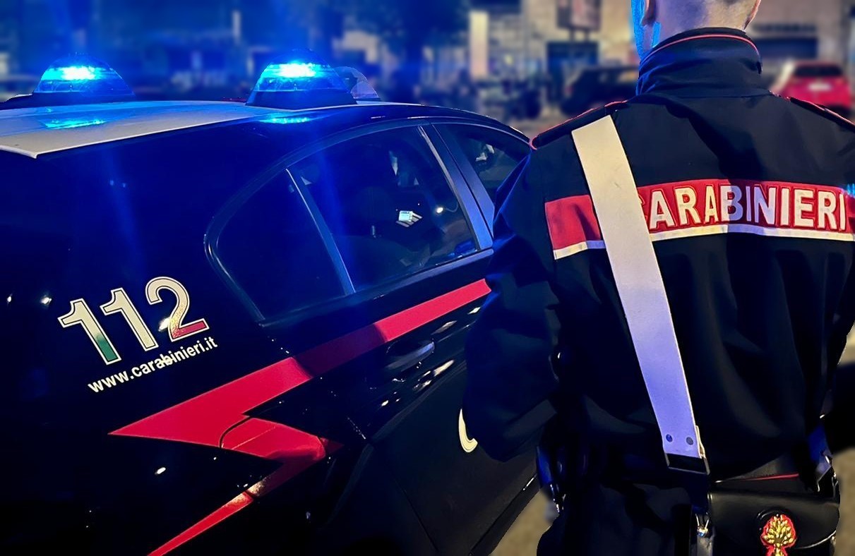 Droga e bombe carta in casa, arrestato un 25enne dai carabinieri