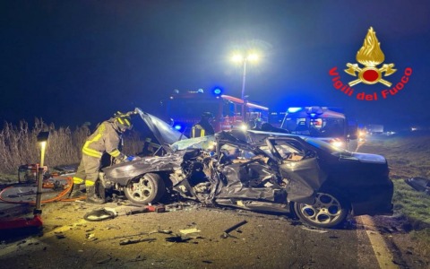 Spaventoso schianto tra due auto: finisce in ospedale anche una bambina di 4 anni