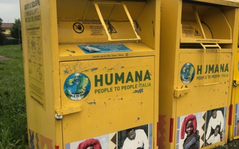 Stop ai cassoni gialli per gli abiti usati: la raccolta si sposta in piattaforma ecologica