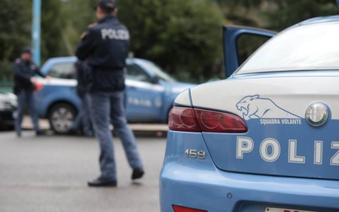 Su furgone rubato non si ferma al posto di blocco e rischia di investire un agente durante la fuga