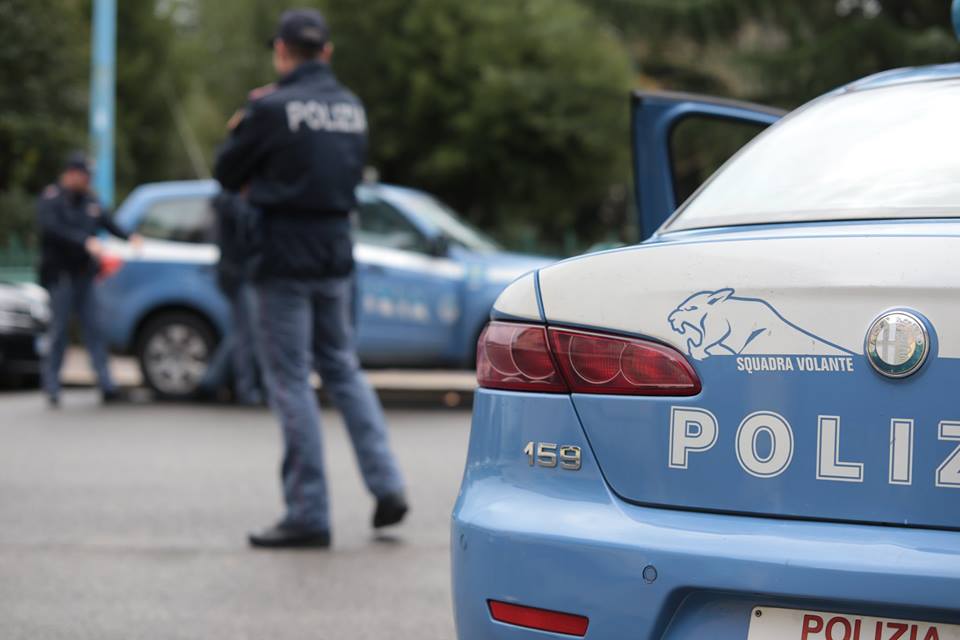 Su furgone rubato non si ferma al posto di blocco e rischia di investire un agente durante la fuga