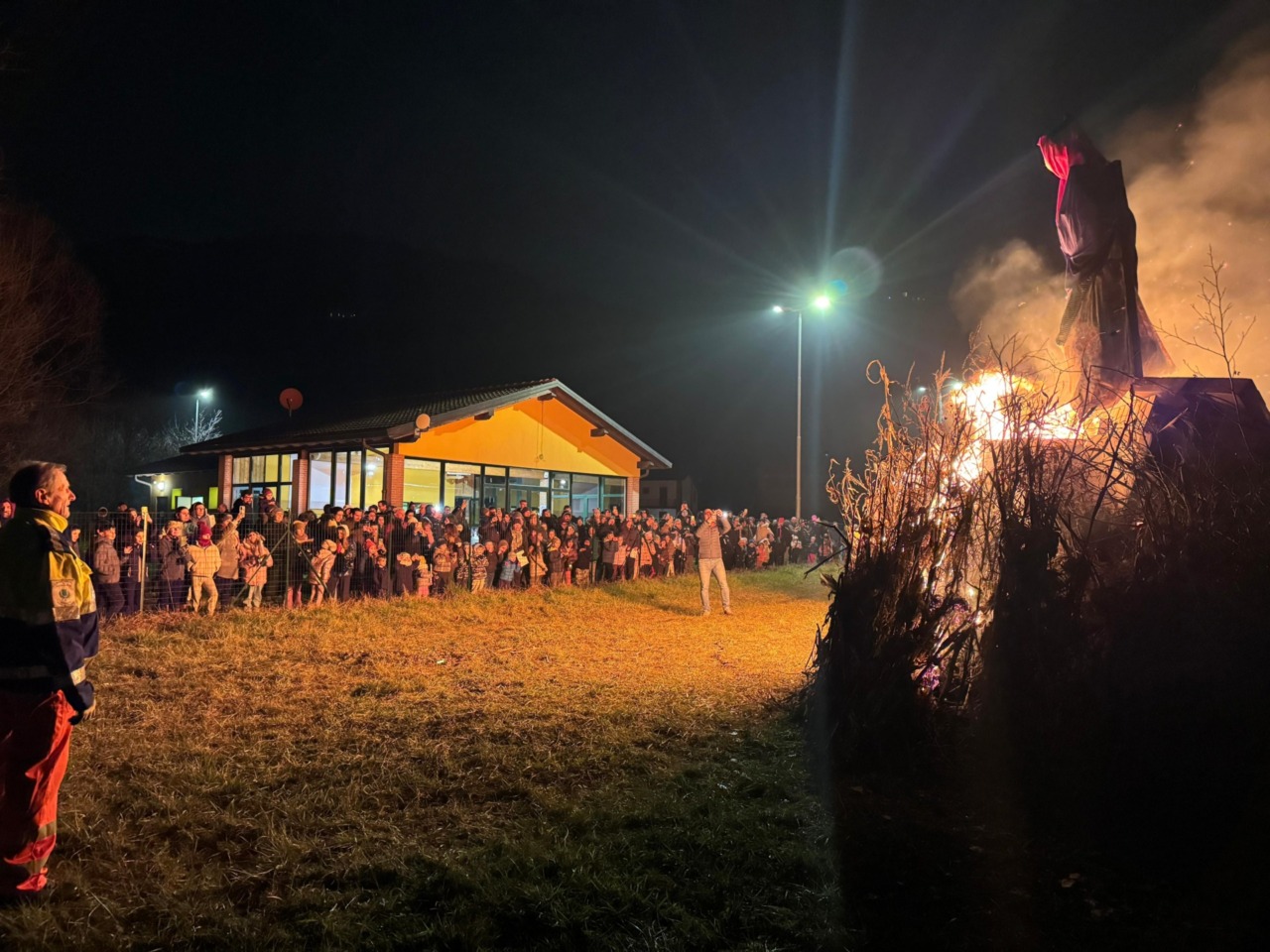 Successo per “Brusa la Gibiana”: oltre 200 persone all’appuntamento nell’area feste di Prestabbio