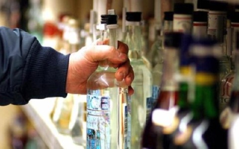 Sviene a scuola con una borraccia piena di sambuca: studente di 14 anni soccorso Marone