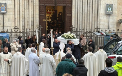 Tanta commozione per l’ultimo saluto a Camilla “Oggi concedici di essere tristi ma da domani proveremo a sorridere” la letterina del cuginetto