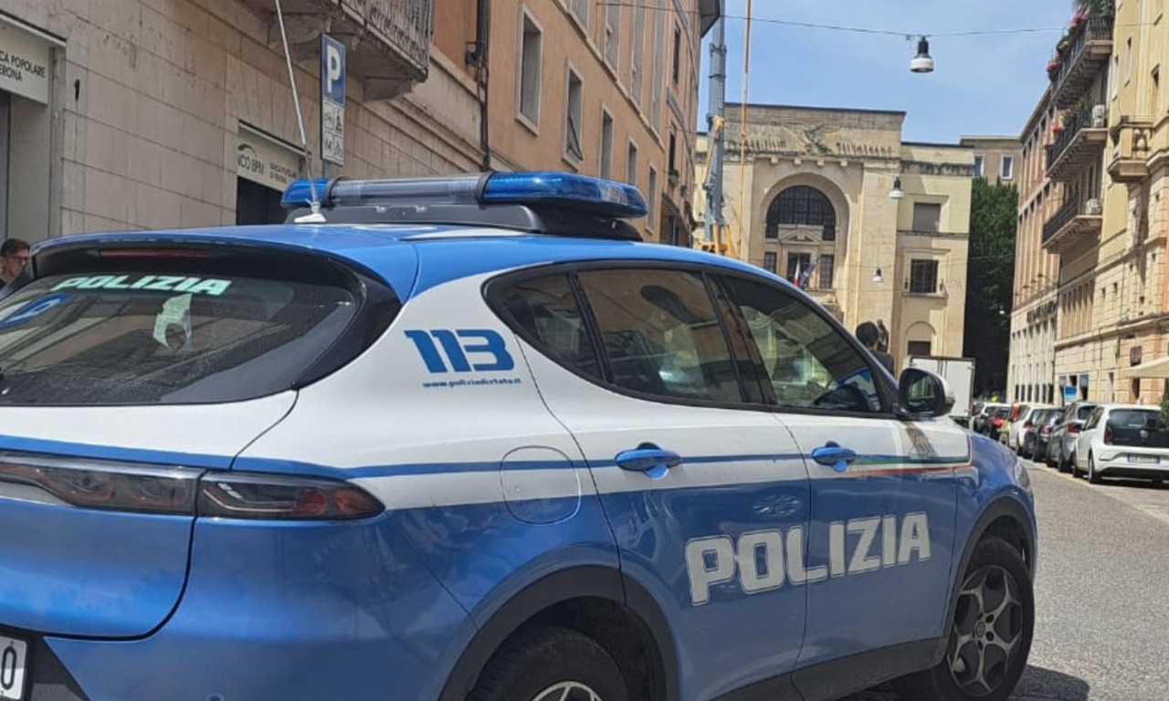 Tenta di rubare dalle auto in sosta: arrestato dalla Polizia