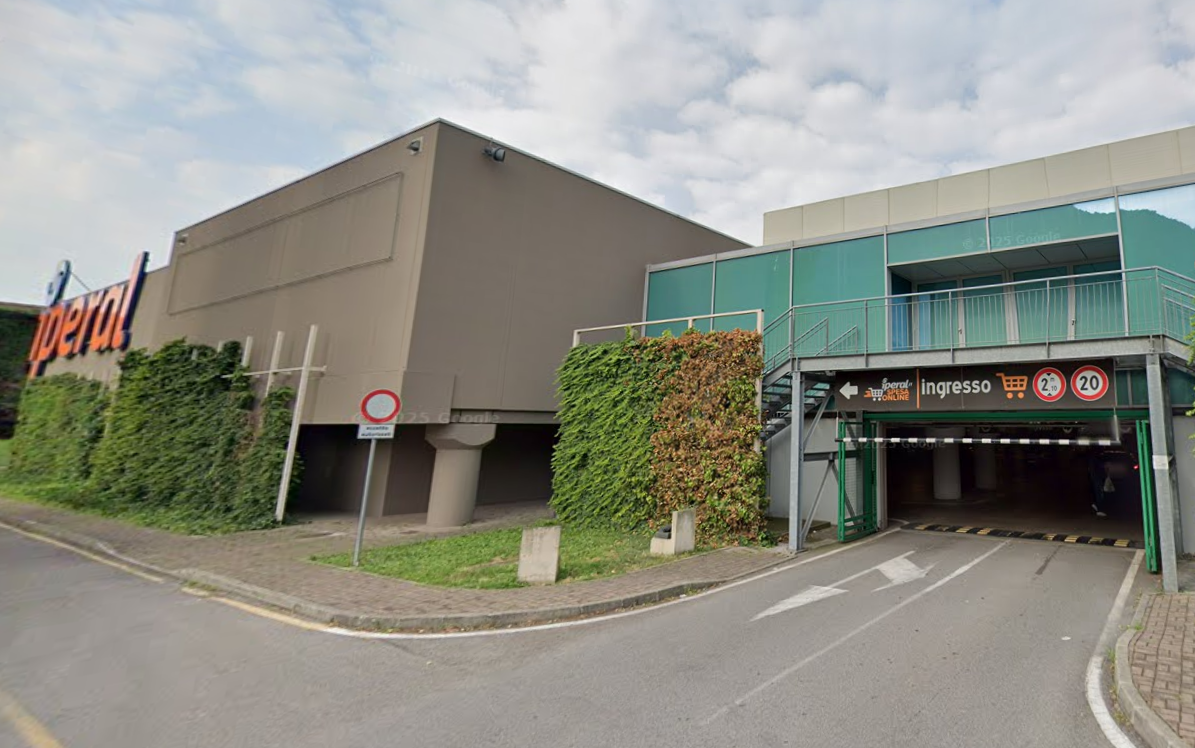 Terrore al parcheggio dell’Iperal: donna rapinata e minacciata con una pistola