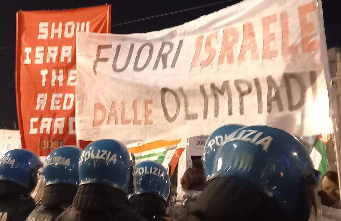 Torino, proteste pro Palestina all’arrivo della Fiamma Olimpica