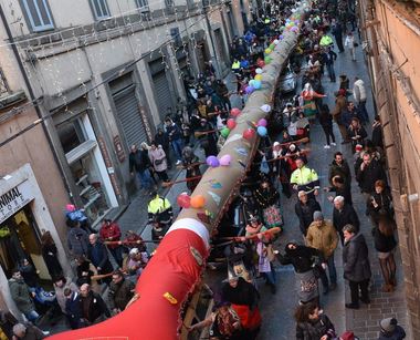 Torna la calza della befana più lunga del mondo