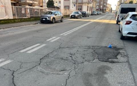“Tra piazza Lazio e via Massaua il manto stradale sta cedendo, intervenire quanto prima”