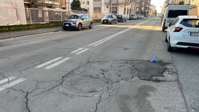 “Tra piazza Lazio e via Massaua il manto stradale sta cedendo, intervenire quanto prima”