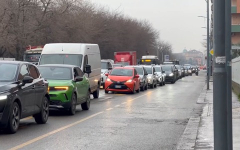 Traffico in tilt in zona ospedale Maggiore per l’allargamento del cantiere del Tram