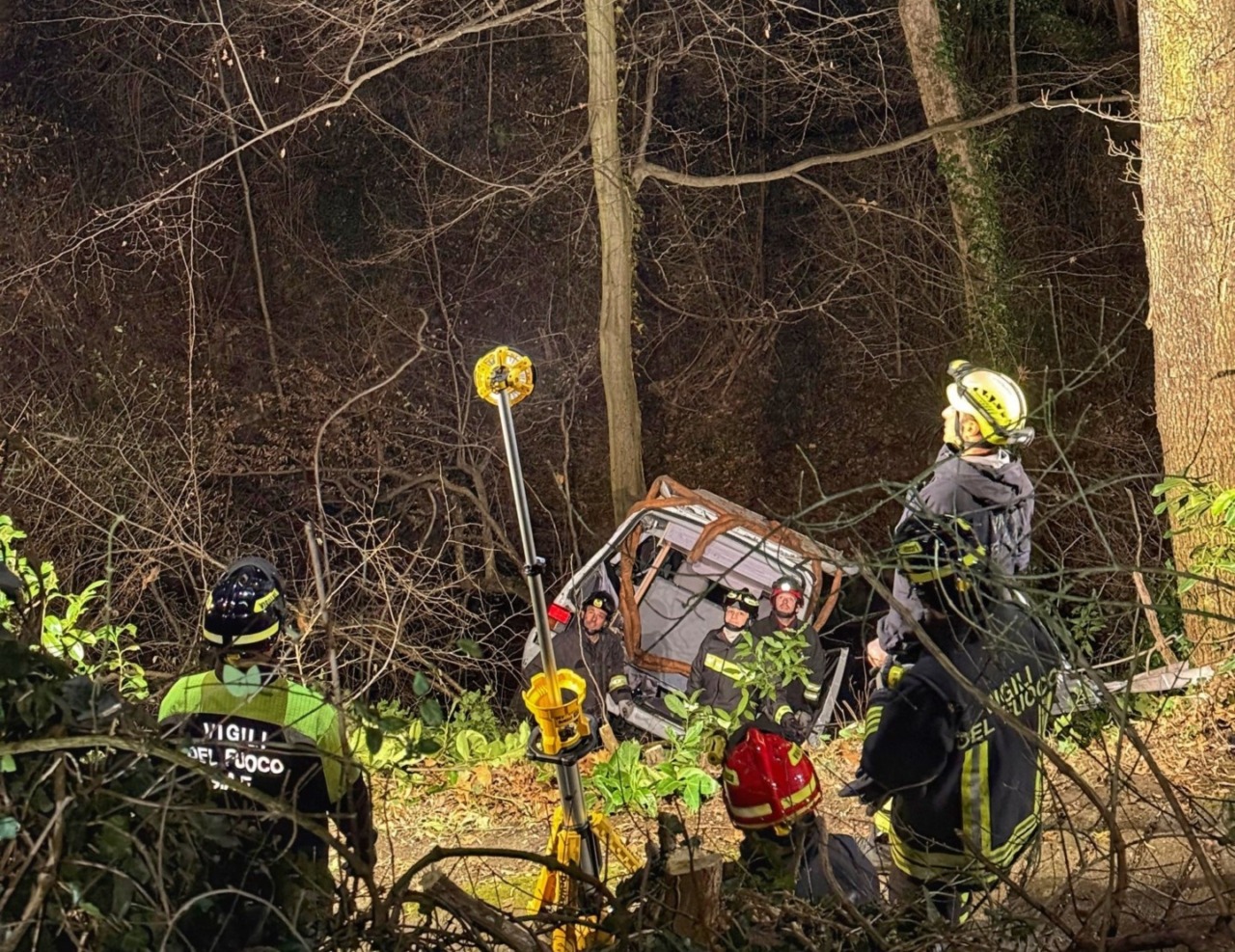 Tragedia sfiorata a Oggiono: furgone precipita in scarpata, giovane ferito