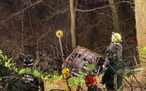Tragedia sfiorata a Oggiono: furgone precipita in scarpata, giovane ferito