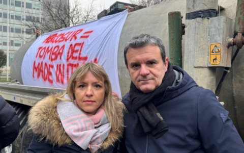 Trattori in piazza a Milano contro l’accordo Ue-Mercosur, protesta anche il leghista pavese Centinaio