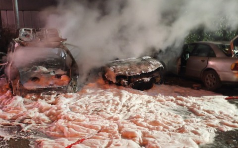 Tre auto in fiamme a causa dei petardi, indagini in corso