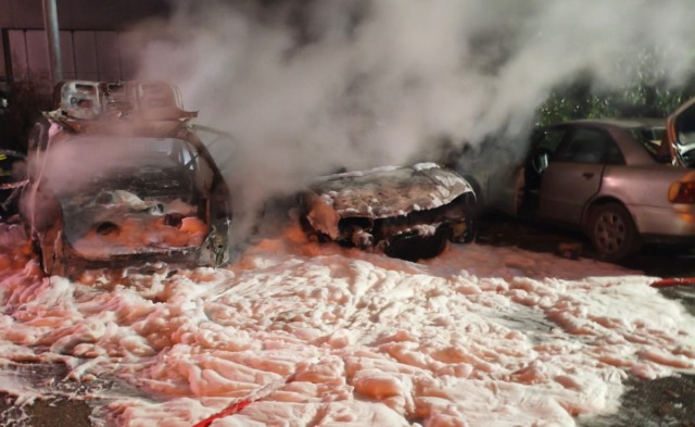 Tre auto in fiamme a causa dei petardi, indagini in corso