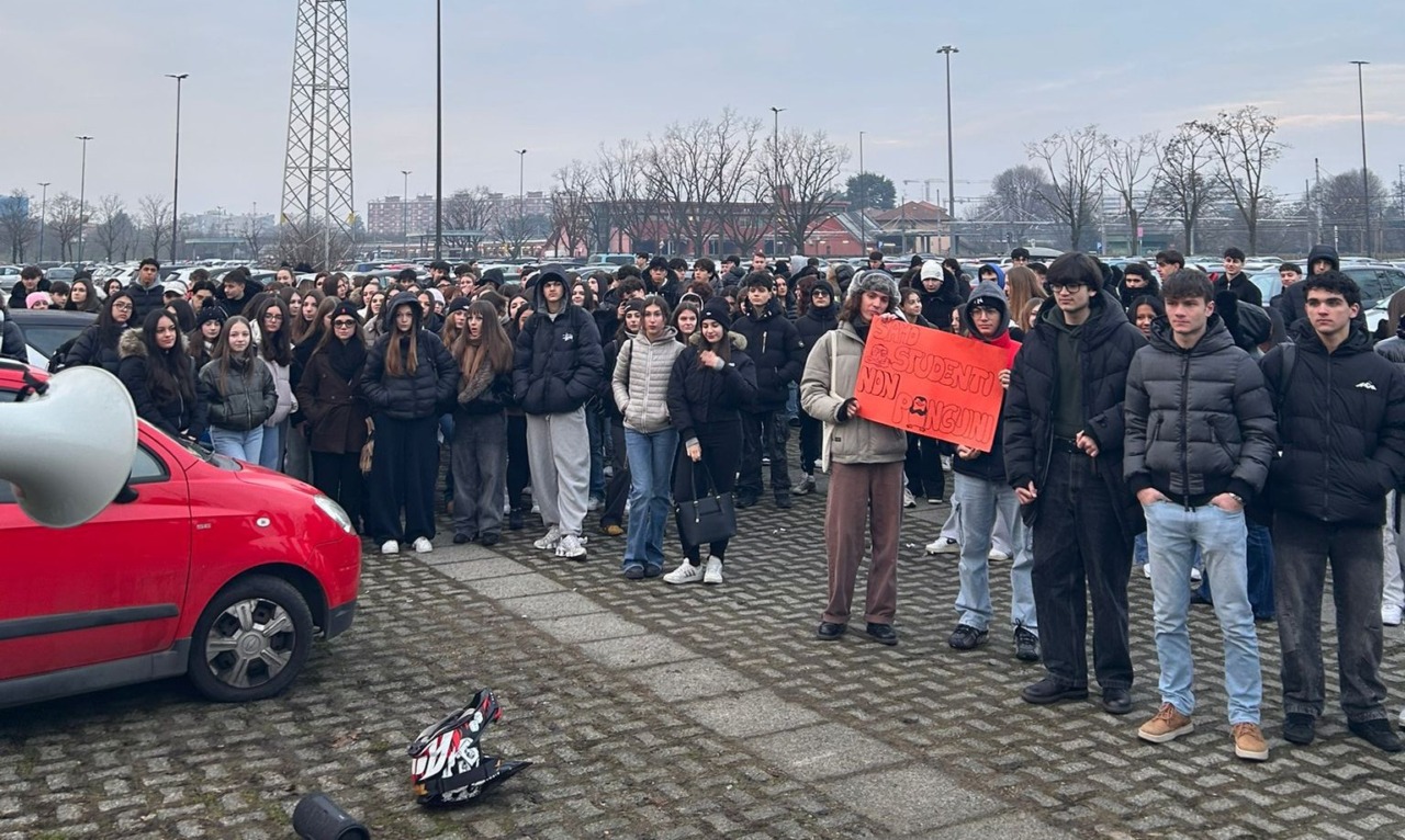 Troppo freddo nelle classi, scatta la protesta degli studenti: “Non siamo pinguini”