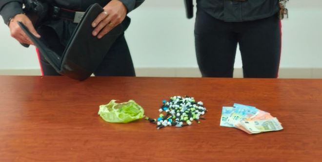 Trovato in possesso di 81 dosi di cocaina, giovane arrestato
