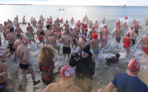 Tuffi di Capodanno: Vannacci a Viareggio, Giani in Arno