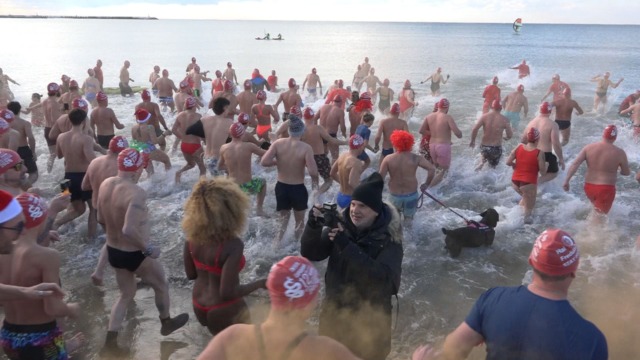 Tuffi di Capodanno: Vannacci a Viareggio, Giani in Arno
