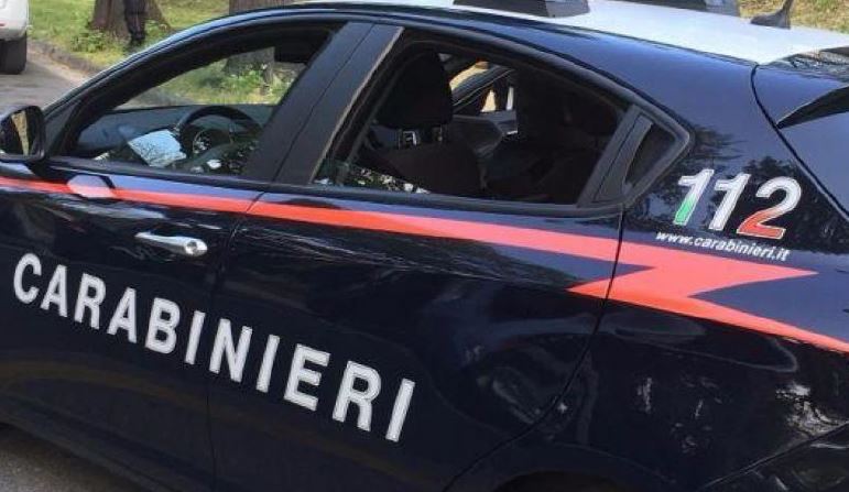 Ubriaco scatena il caos al bar e aggredisce clienti, barista e Carabinieri, arrestato