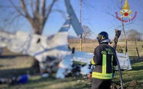 Ultraleggero precipita e si schianta contro un albero a Pozzonovo, ferito il pilota