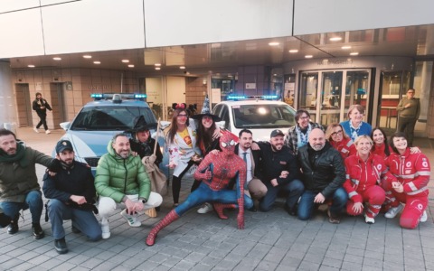 Un pomeriggio di sorrisi e speranza: la Befana arriva in Pediatria a Lecco