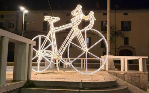Una bicicletta di luce illumina piazza Garibaldi: Cassano d’Adda si veste per il Giro d’Italia