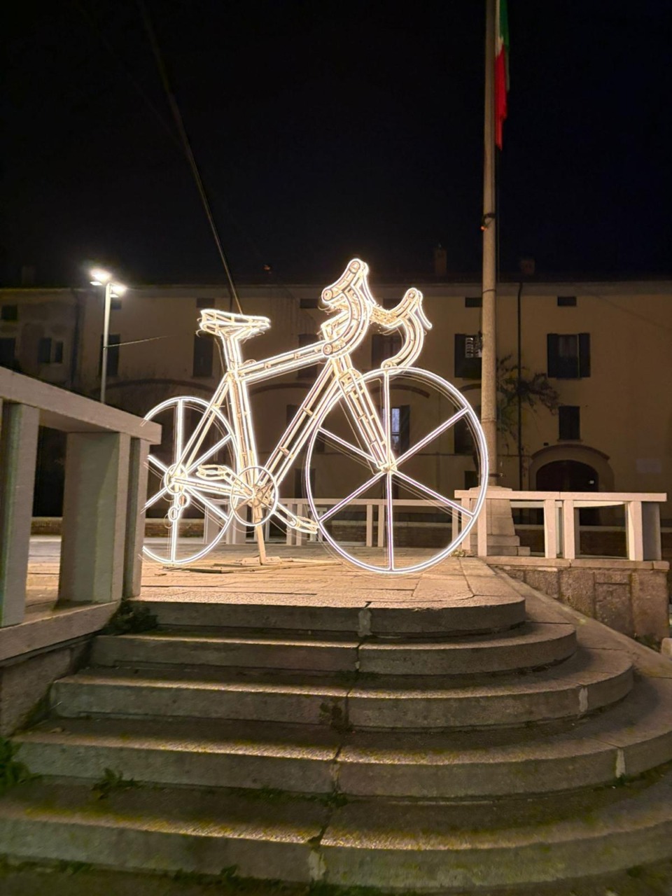 Una bicicletta di luce illumina piazza Garibaldi: Cassano d’Adda si veste per il Giro d’Italia