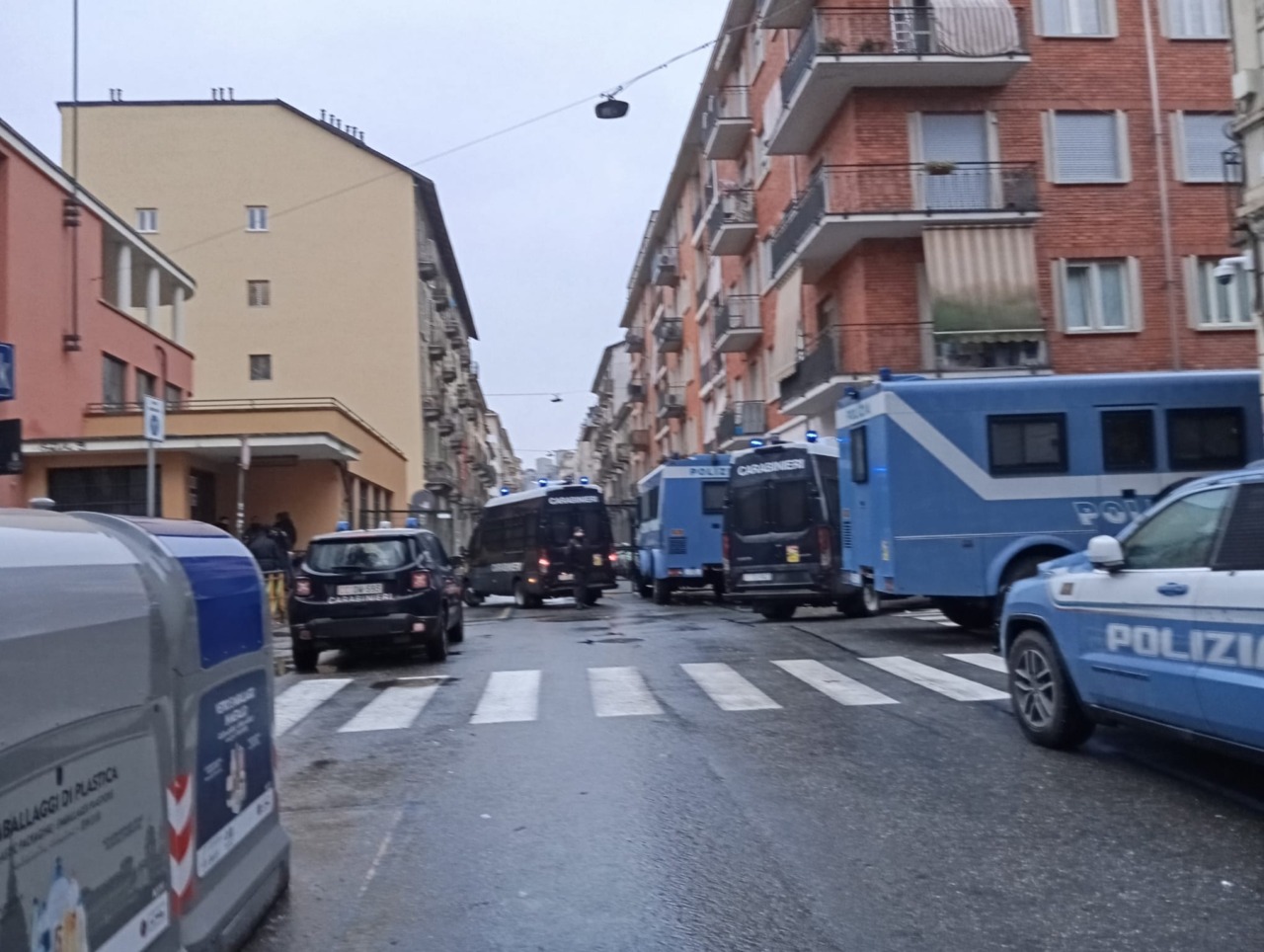 Vanchiglia blindata dopo lo sgombero di Askatasuna: la vita sospesa di un artista rivarolese con sclerosi multipla