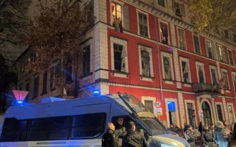 Vanchiglia, dopo lo sgombero di Askatasuna scoppia la polemica: danni ai commercianti e scuole chiuse