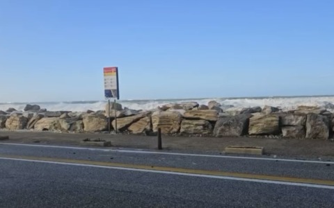 Vento e pioggia travolgono la Toscana: raffiche di vento oltre i 200 km/h. Allerta prorogata