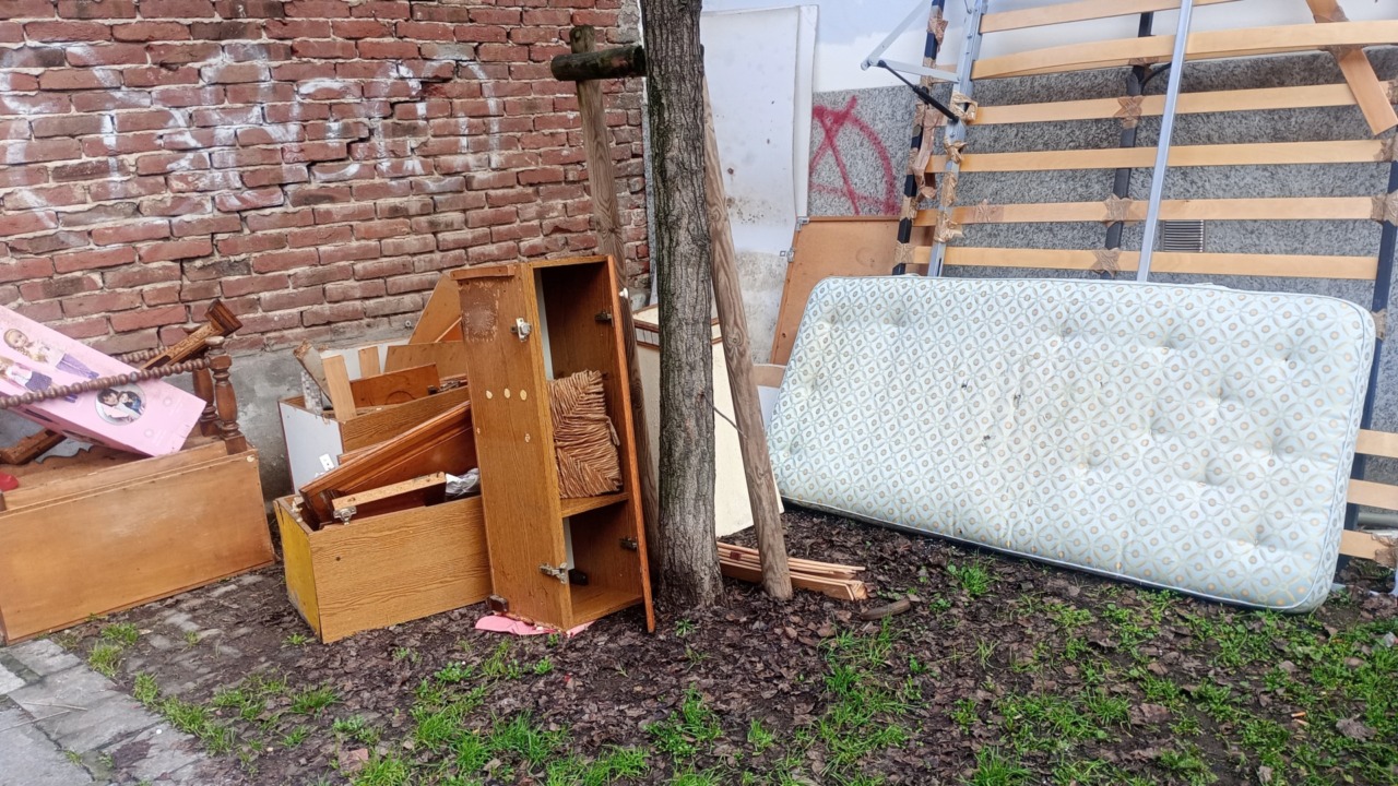 Via Felice Monaco: un letto e mobili nel solito angolo