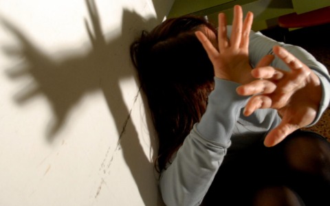 Viola il divieto di avvicinamento e si introduce nella comunità protetta: arrestato nella notte