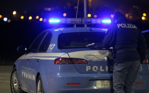 Vive nell’ex chiosco di fiori abbandonato e si allaccia abusivamente alla corrente elettrica pubblica