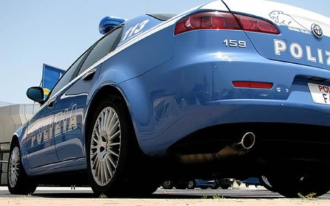 Vuole lanciarsi da un ponte: la Polizia di Stato la salva