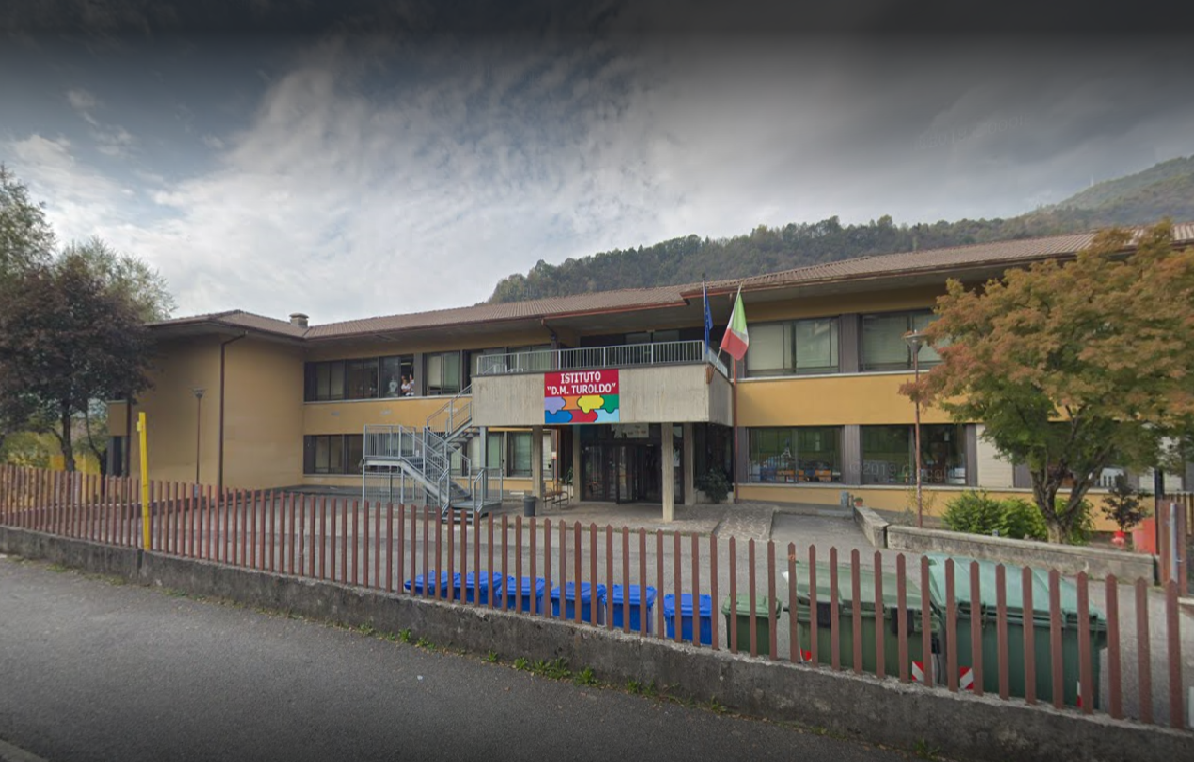 Zogno, Istituto Turoldo ancora al freddo: meno di 10 gradi in aula, gli studenti protestano con i fumogeni