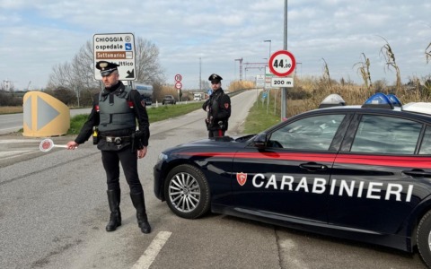 35enne tenta di entrare in casa dell’ex compagno, poi aggredisce i Carabinieri