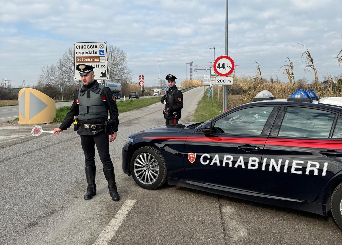 35enne tenta di entrare in casa dell’ex compagno, poi aggredisce i Carabinieri