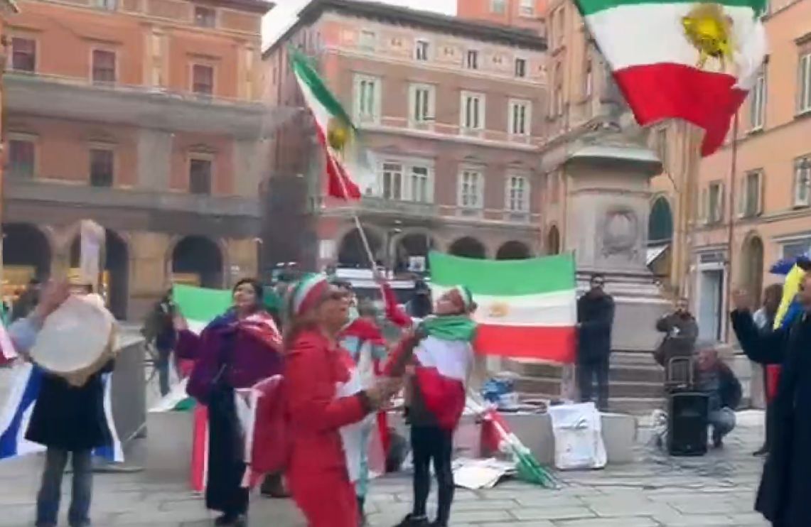 A Bologna un gruppo di attivisti iraniani festeggia l’attacco di Usa e Israele